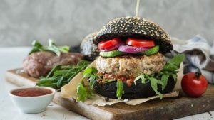 hamburguesa vegetariana con pan negro