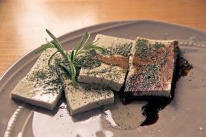 plato de tofu vegano con especias